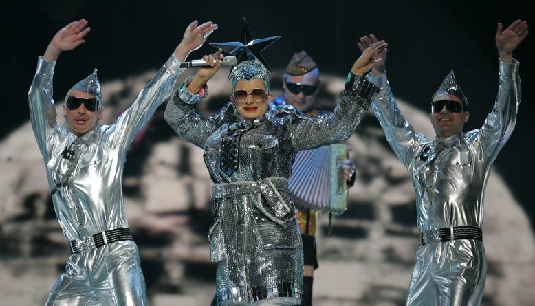 Verka Serduchka i njezini plesači plešu visoko podignutih ruku za vrijeme nastupa na Euroviziji.