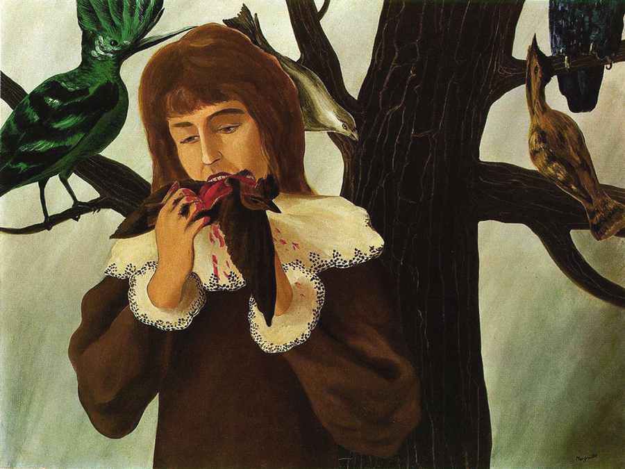 Djevojka u smeđoj haljini jede pticu ispred drveta na kojem sjede 4 ptice: zelena, siva, crna i smeđa.